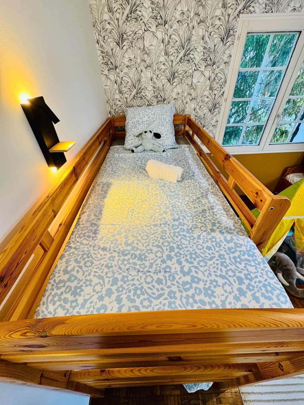 Caja de seguridad en la habitación y tabla de planchar con plancha 