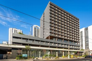 A modern hotel with a flat roof, multiple balconies, and a glass facade. - Comfort in Condo. w/ Pool and Balcony Lss1318 (São Paulo)