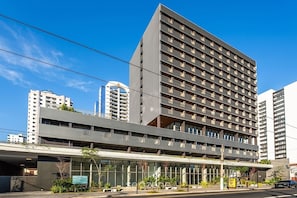 A modern hotel with a flat roof, multiple balconies, and a glass facade. - Comfort in Condo w/ Pool and City View Lss1317 (São Paulo)