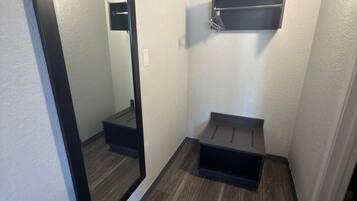 Single Room, 1 King Bed, Non Smoking | Interior
