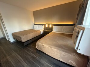 Desk, laptop workspace, iron/ironing board, WiFi (free) - Comfy Stay in Ely by BestAcco (Ely)
