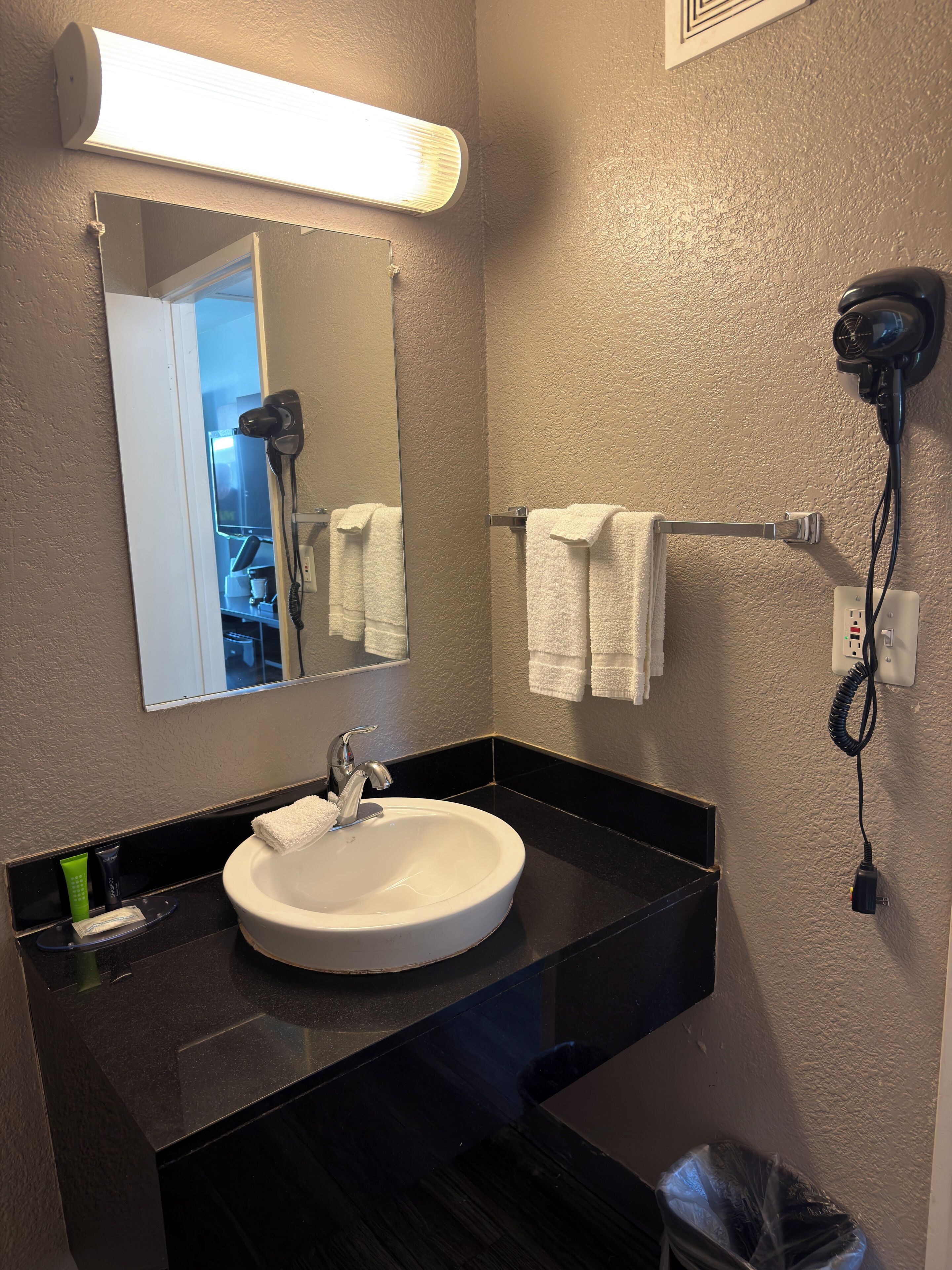 Deluxe Single Room, Non Smoking | Bathroom | Shower, free toiletries, towels, soap