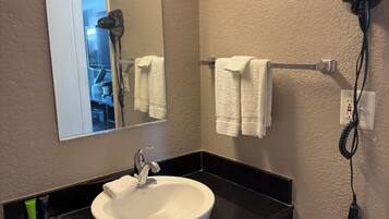 Deluxe Single Room, Non Smoking | Bathroom | Shower, free toiletries, towels, soap