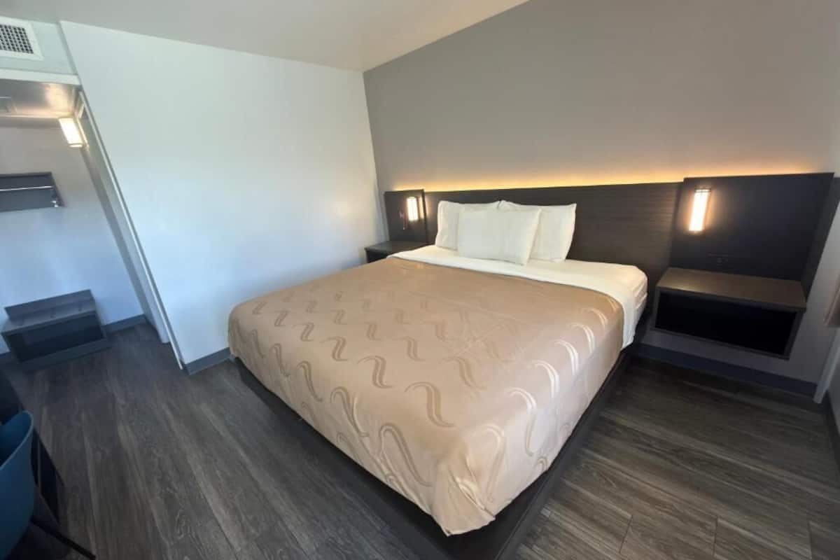 Single Room, 1 King Bed, Non Smoking