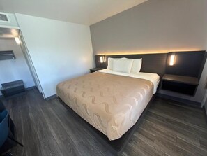 Single Room, 1 King Bed, Non Smoking - Comfy Stay in Ely by BestAcco (Ely)