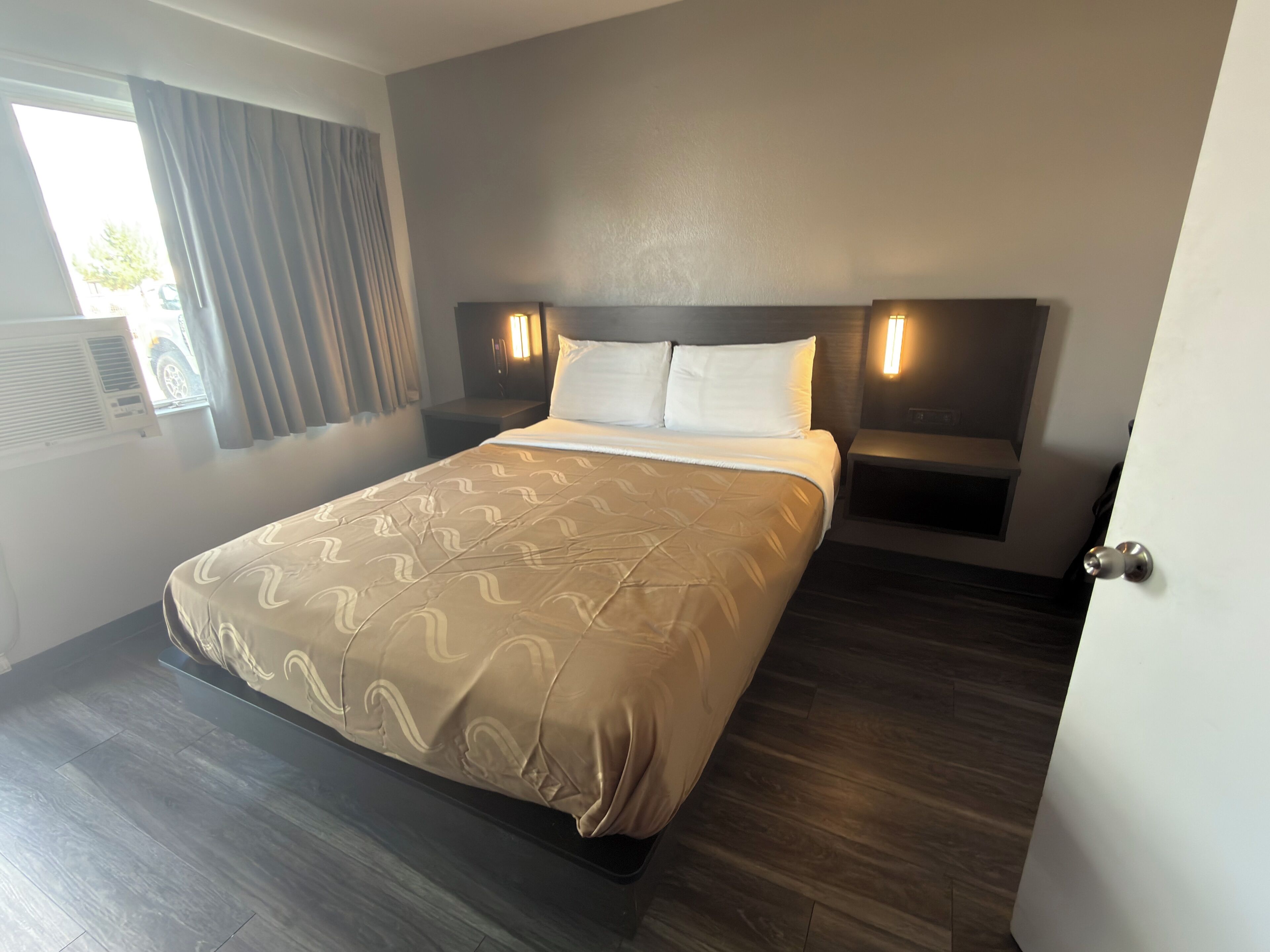 Deluxe Single Room, Non Smoking | Desk, laptop workspace, iron/ironing board, WiFi (free)