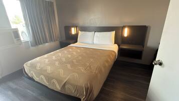 Deluxe Single Room, Non Smoking | Desk, laptop workspace, iron/ironing board, WiFi (free)
