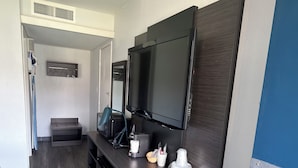 Deluxe Single Room, Non Smoking | Interior