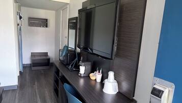 Deluxe Single Room, Non Smoking | Interior