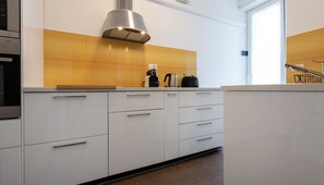 Cafetière/bouilloire, réfrigérateur, micro-ondes, four