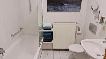 Haartrockner, Handtücher, Seife, Toilettenpapier