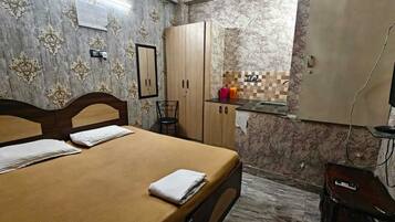 Junior Double Room, City View | Desk, laptop workspace, WiFi (free)