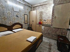 Desk, laptop workspace, free WiFi - Leo King Hotels (Chennai)