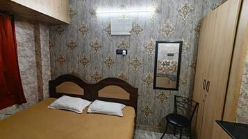Junior Double Room, City View | Desk, laptop workspace, WiFi (free)