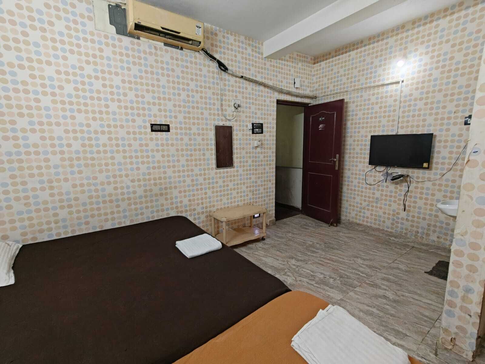 Junior Double Room, City View | Desk, laptop workspace, free WiFi