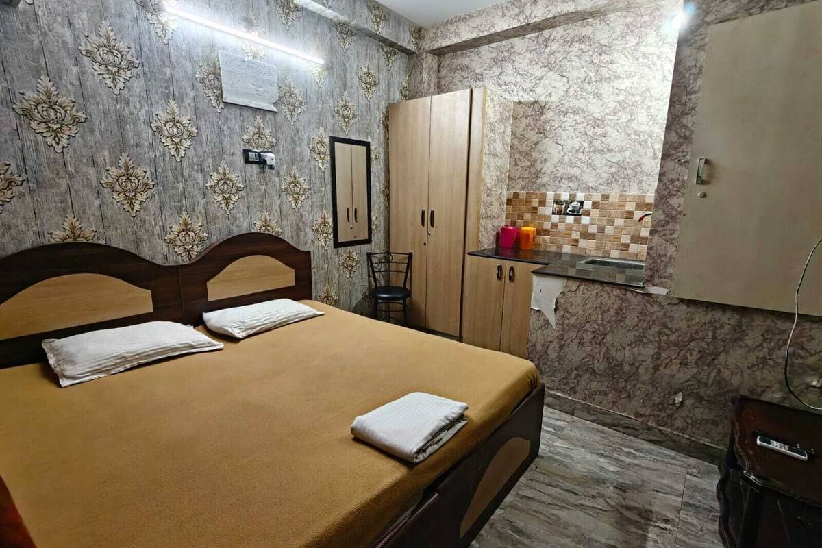 Desk, laptop workspace, free WiFi