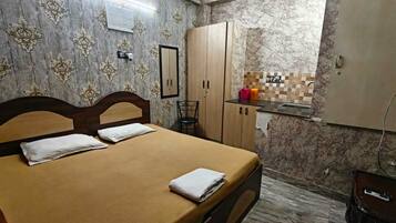Junior Double Room, City View | Desk, laptop workspace, WiFi (free)