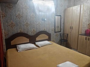 Desk, laptop workspace, free WiFi - Leo King Hotels (Chennai)