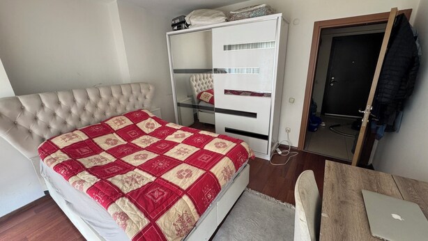 A bedroom with a bed, a wardrobe, a desk, and a laptop. - Beautiful 1-bedroom apartment in tranquil İstanbul neighborhood (İstanbul)