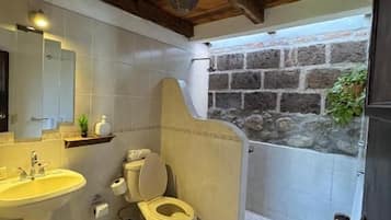 Deluxe Duplex | Bathroom | Shower, hair dryer, towels, soap