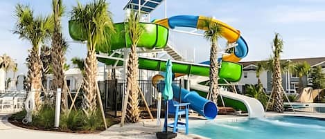 Un parc aquatique avec des toboggans et une piscine.