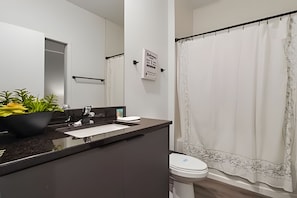 Bathroom - 3 Bd / 3 Ba / Sleeps 8 / The hub (Kissimmee)