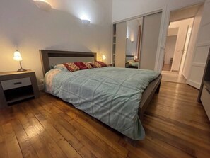 1 Schlafzimmer, Schreibtisch, Bügeleisen/Bügelbrett, Reisekinderbett