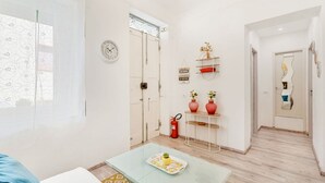 Un interno moderno con un tavolo in vetro, una sveglia e un estintore.