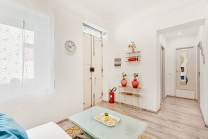Ein modernes Interieur mit einem Glastisch, einer Uhr und einem Feuerlöscher.