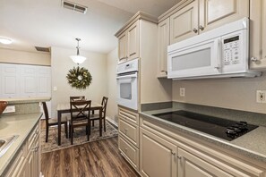 A kitchen with a built-in microwave, oven, and stovetop. - Private1-bedroom cottage on “Swamp Magic Farm” close to Gainesville (Micanopy)