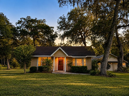 Private1-bedroom cottage on “Swamp Magic Farm” close to Gainesville