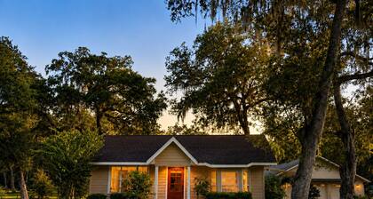 Private1-bedroom cottage on “Swamp Magic Farm” close to Gainesville