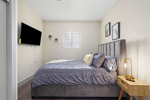 Large Elegant Villa in Clarksburg, Ca
22+ guests, 20 beds, 7bd/4ba/2 Kitchens