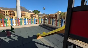 Children’s area - 'El Galeón' Bright Apartment with Partial Sea View, Pool, and Wi-Fi (Adeje)