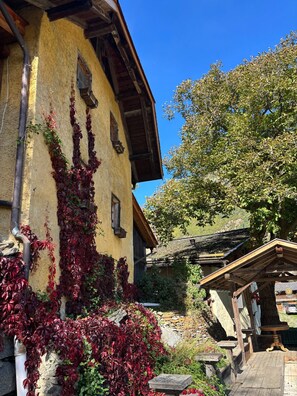 A traditional building with a yellow facade, wooden beams, and a stone foundation. - Apartment "Machapuchare - Juval Oberortlhof" with Mountain View, Shared Garden and Wi-Fi (Kastelbell-Tschars)