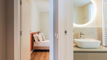 Shower, hair dryer, bidet, towels