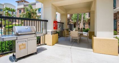 Accessible 1BR Suite w/ Roll-In Shower + Breakfast