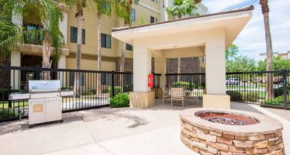 Accessible 1BR 2 Queen Suite | Pool + Breakfast!