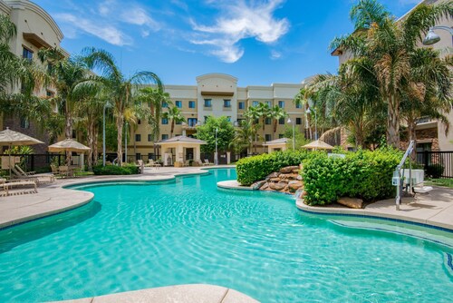Accessible 1BR 2 Queen Suite | Pool + Breakfast!