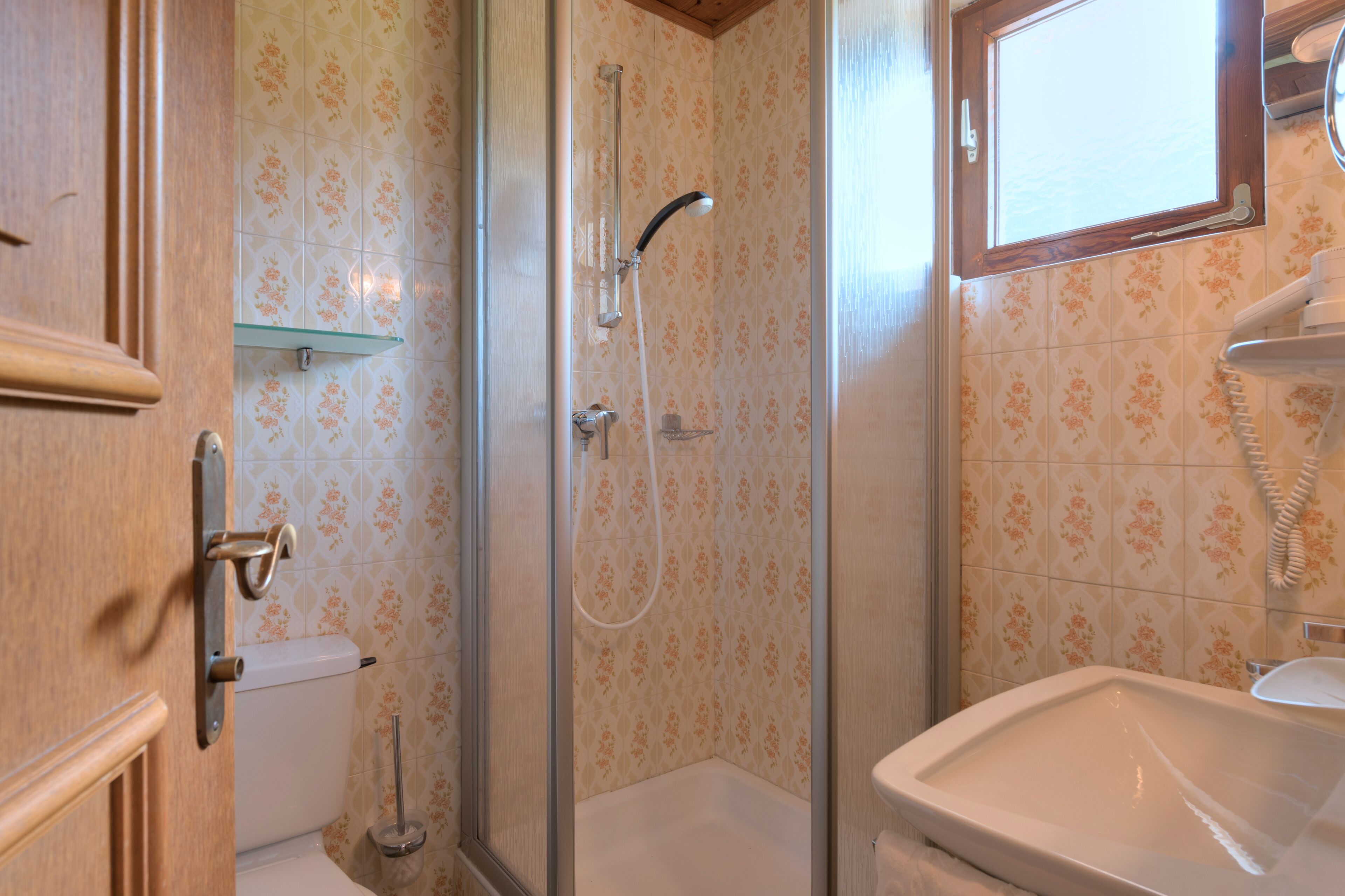 Classic Single Room, Mountain View | Bathroom | Shower, hair dryer, towels, soap