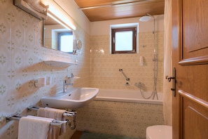 Habitación clásica doble, balcón, vistas a la montaña | Baño | Ducha, secador de pelo, toallas y jabón