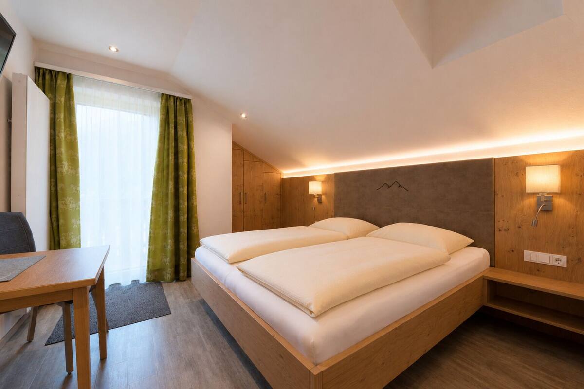 Habitación Deluxe doble, balcón, vistas a la montaña | Caja fuerte, escritorio, cunas gratuitas y wifi gratis