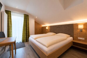 Habitación Deluxe doble, balcón, vistas a la montaña | Caja fuerte, escritorio, cunas gratuitas y wifi gratis
