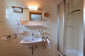 Phòng đơn phong cách cổ điển, quang cảnh núi | Phòng tắm | Buồng tắm vòi sen, máy sấy tóc, khăn tắm, xà phòng