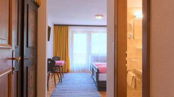 Classic Double Room, Balcony, Mountain View | Interior