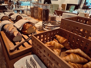 Se ofrece un desayuno bufé todos los días (por un coste adicional)