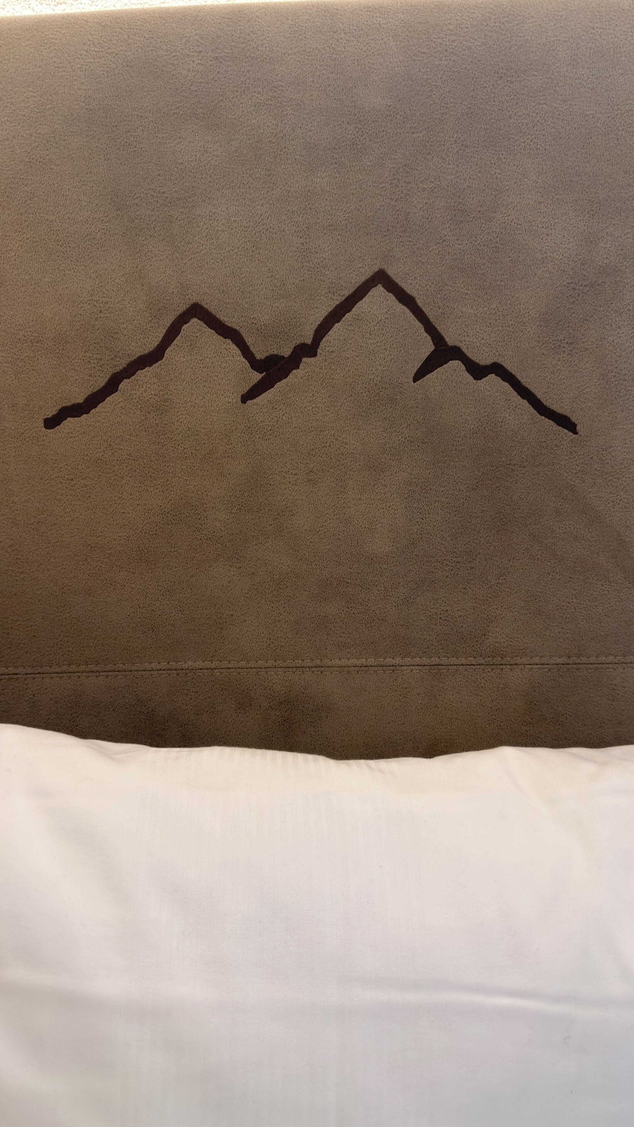 Almohada con diseño de montaña.