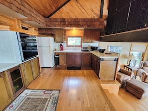 Private kitchen - Cozy 2-bedroom cottage in quaint Lake Tomahawk with AC and King Bed (Lake Tomahawk)