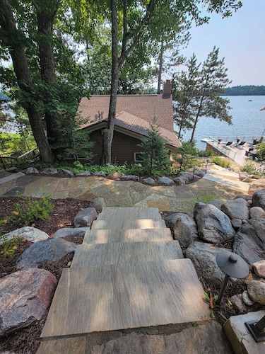 Cozy 2-bedroom cottage in quaint Lake Tomahawk with AC and King Bed