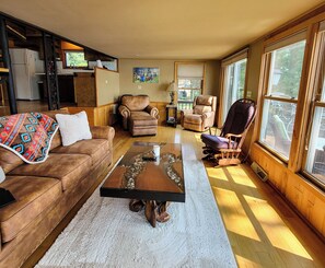 Living area - Cozy 2-bedroom cottage in quaint Lake Tomahawk with AC and King Bed (Lake Tomahawk)